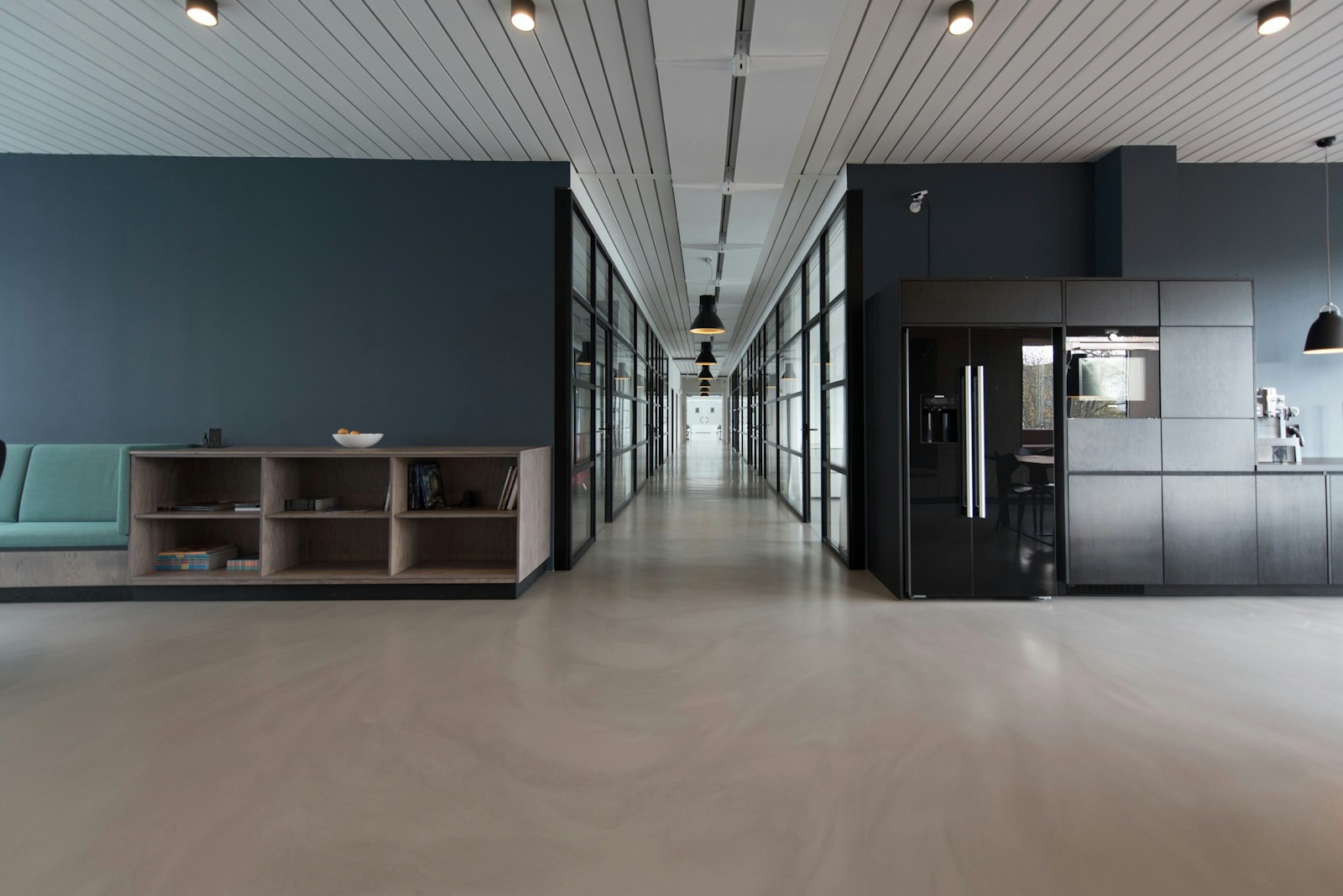 Espace de travail organisé avec bureaux, fauteuils et rangements modulaires