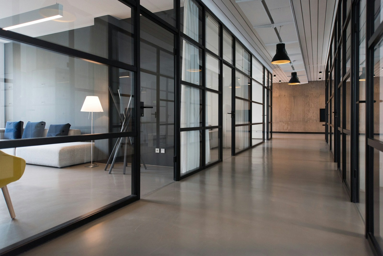 Open space lumineux avec bureaux et assises prêts à être réemployés